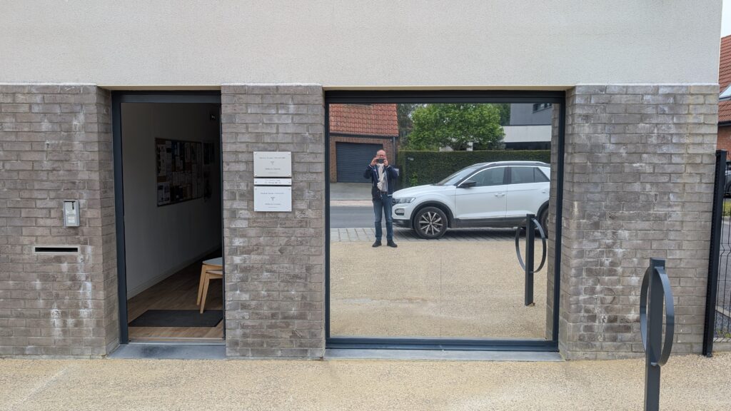 Fenêtres d'un cabinet médical après la pose de films solaires effet miroir anti-regard par DM Création.