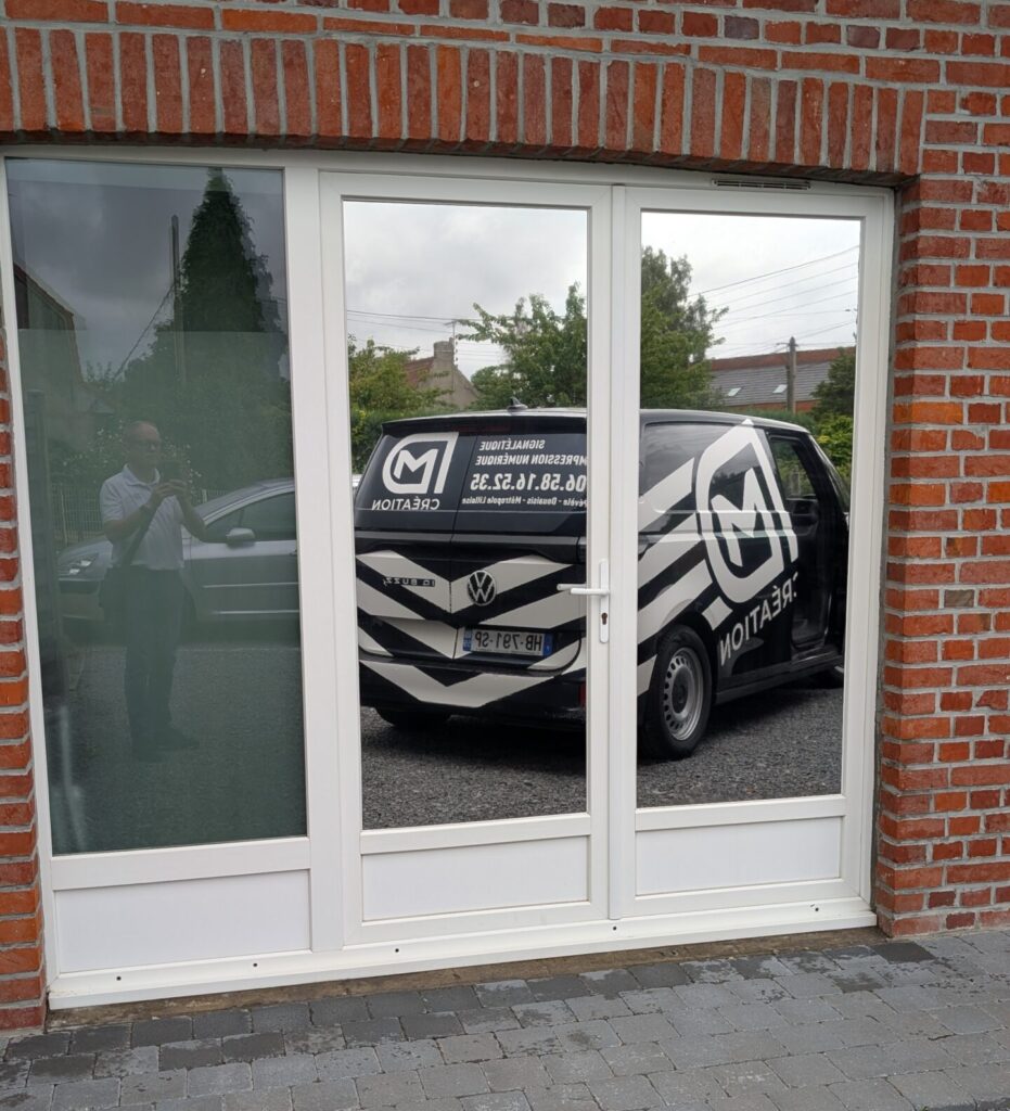 Exemple de film solaire sur une porte à 3 fenêtres montrant la différence avec et sans film de protection.