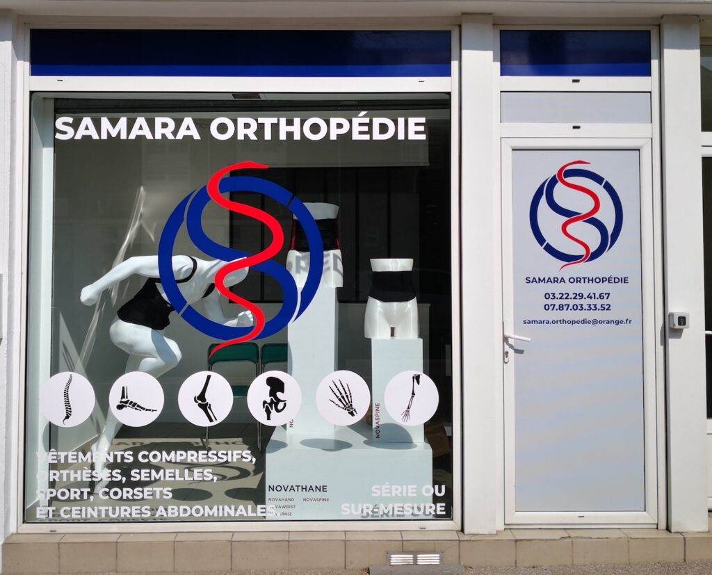 Vitrophanie adhésive publicitaire et film microperforé réalisés par DM Création pour la vitrine du cabinet Samara Orthopédie.