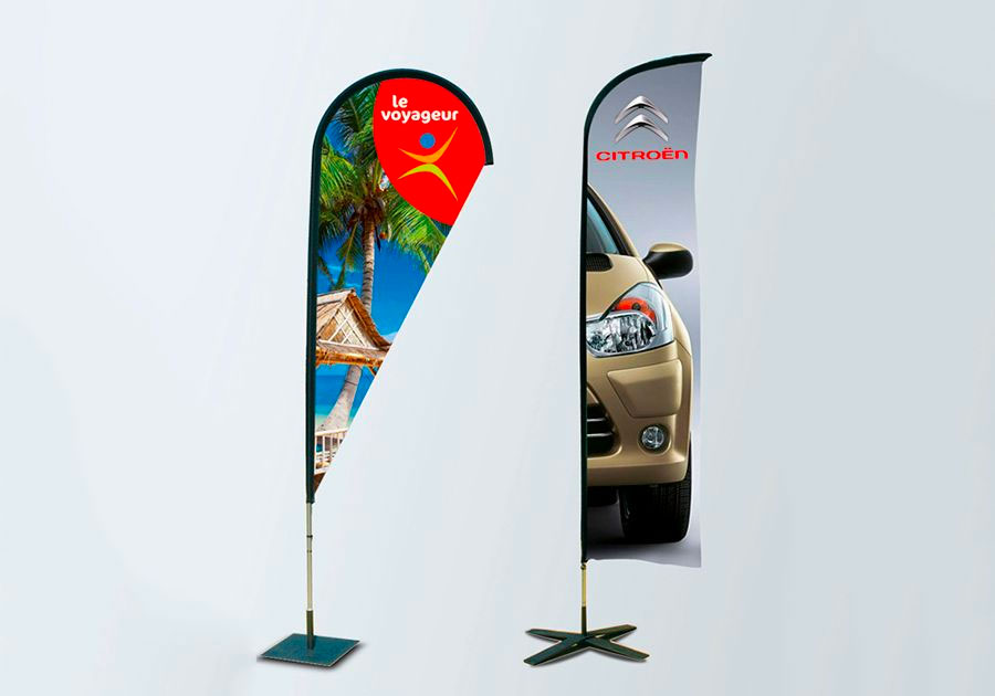 Exemple de supports publicitaires type drapeaux / beach flags (oriflammes) sur-mesure.