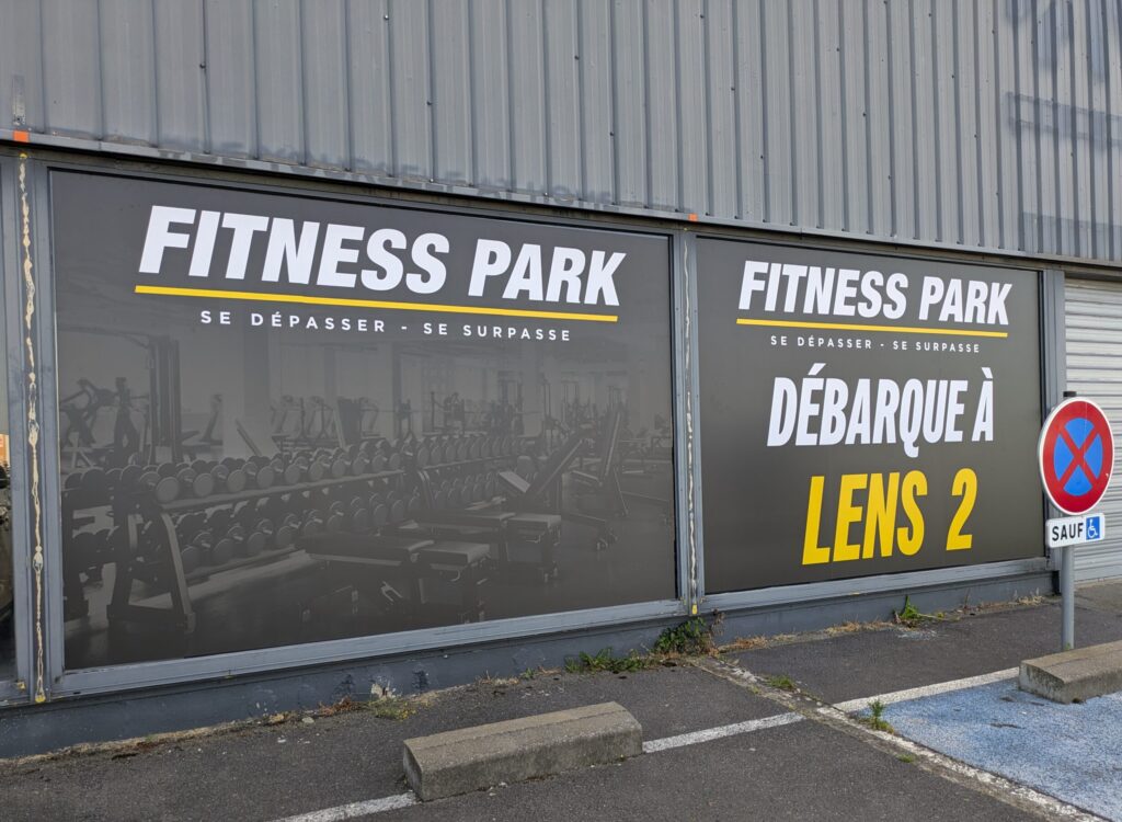 Marquage publicitaire complet de vitrine réalisé par DM Création pour une salle Fitness Park.
