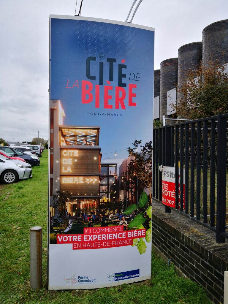 Habillage d'un totem publicitaire extérieur pour le projet régional de la Cité de la bière par DM Création.