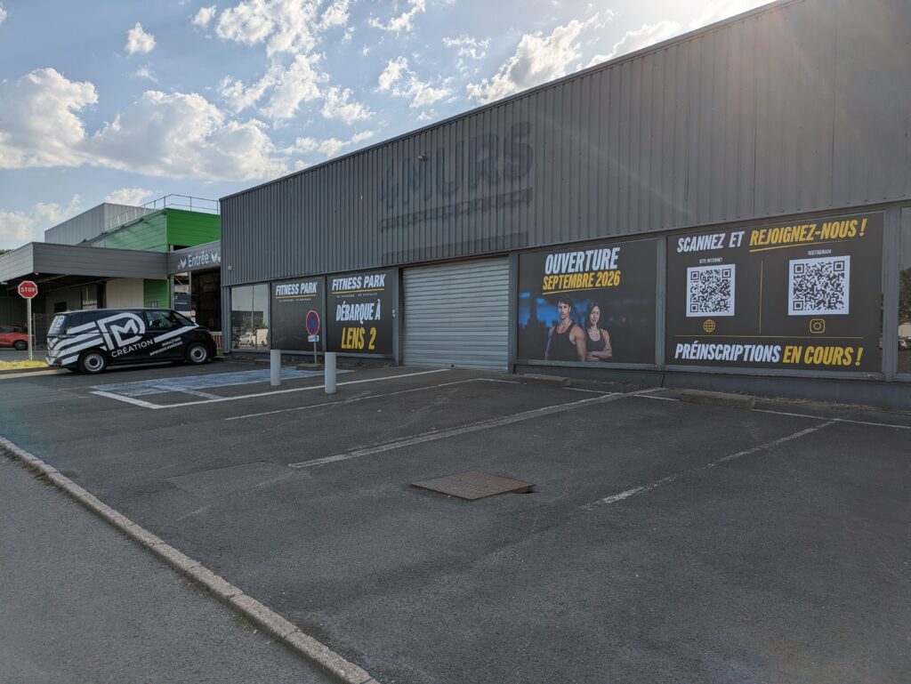Habillage de vitrine complet réalisé en vitrophanie adhésive grand format sur toute la devanture d'une salle Fitness Park par DM Création.