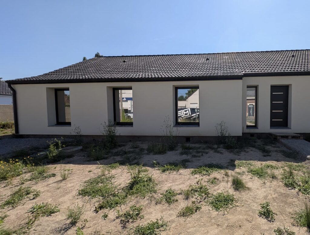 Façade d'une maison moderne après la pose de films solaires pour vitrage avec effet miroir anti-regard.