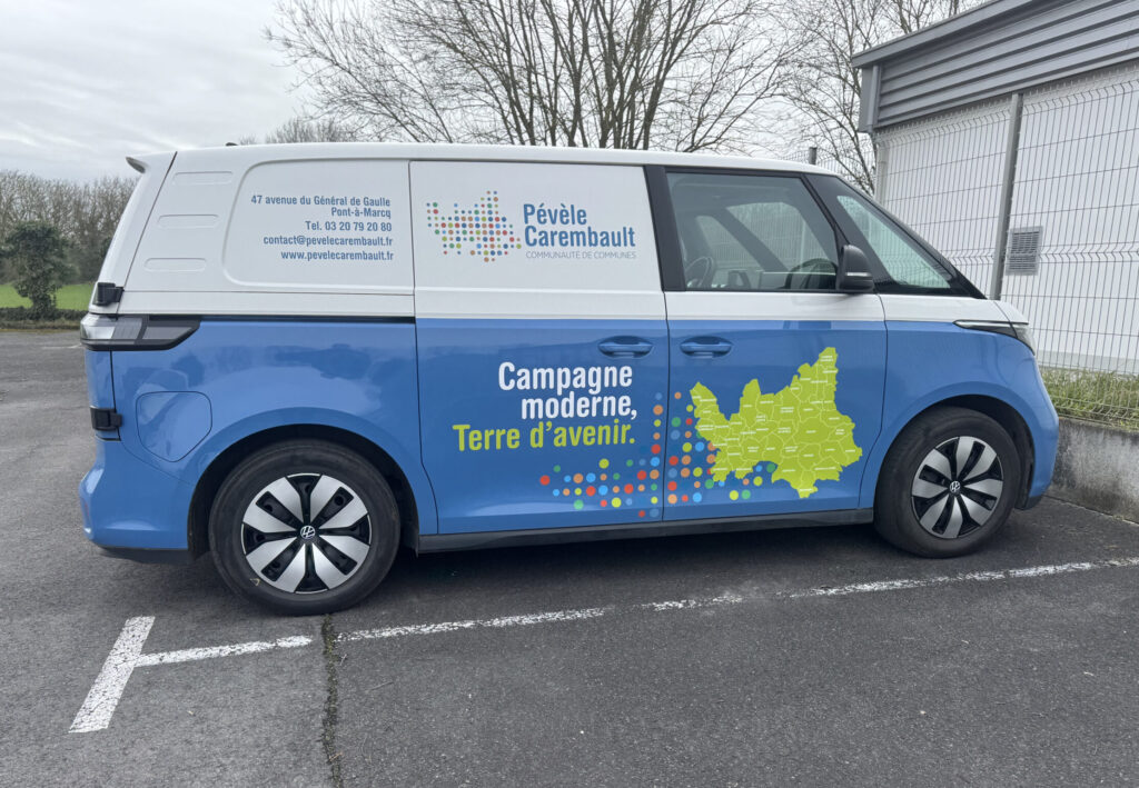 Marquage adhésif réalisé par DM Création sur un véhicule de la communauté de communes Pévèle Carembault avec carte et coordonnées.