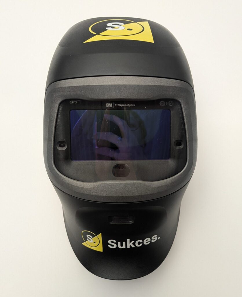 Marquage industriel personnalisé du logo de l'entreprise Sukces sur un casque de sécurité 3M par DM Création.