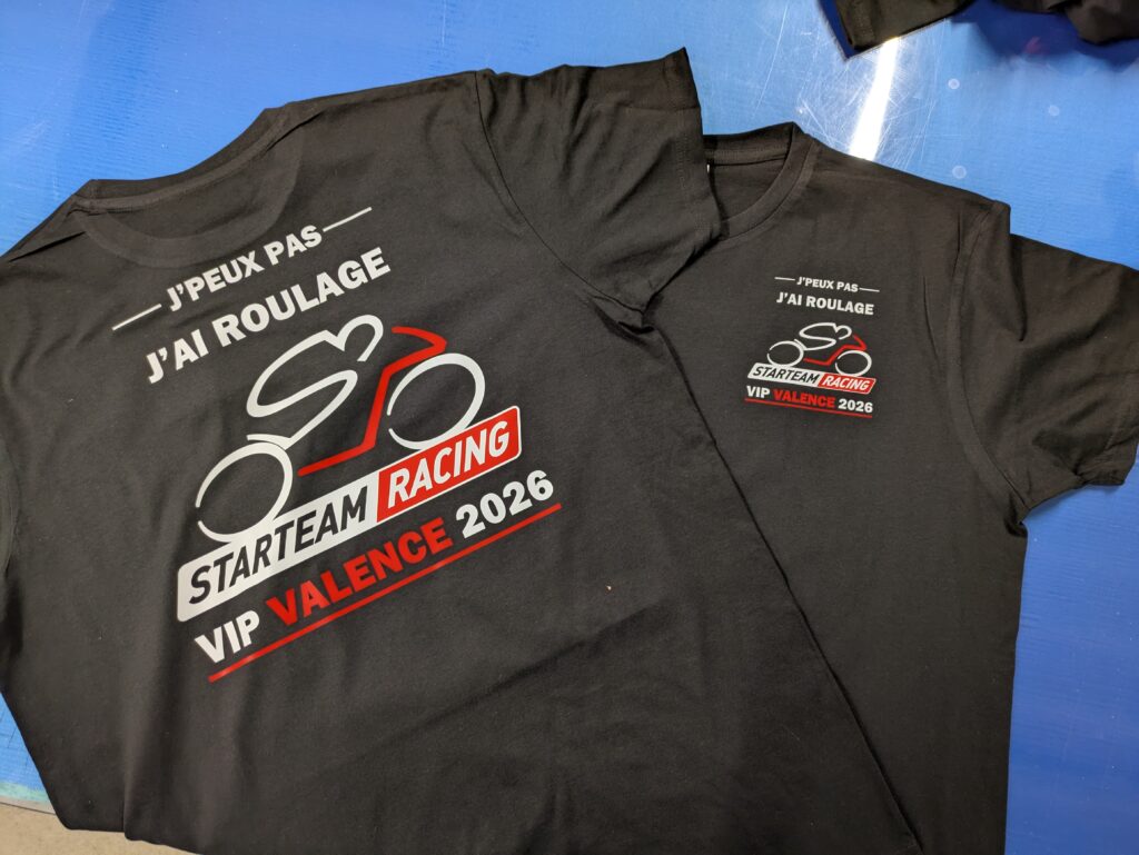 Flocage de t-shirts personnalisés Starteam Racing montrant le marquage côté cœur à l'avant et le logo grand format au dos par DM Création.