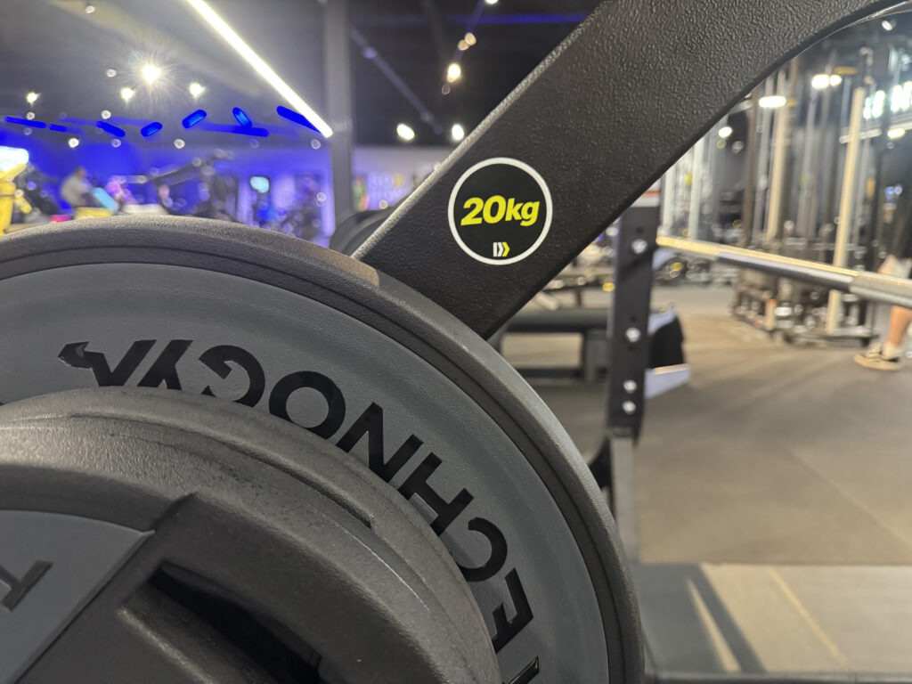 Sticker personnalisé de marquage technique de 20 kg collé sur une machine de musculation Fitness Park par DM Création.