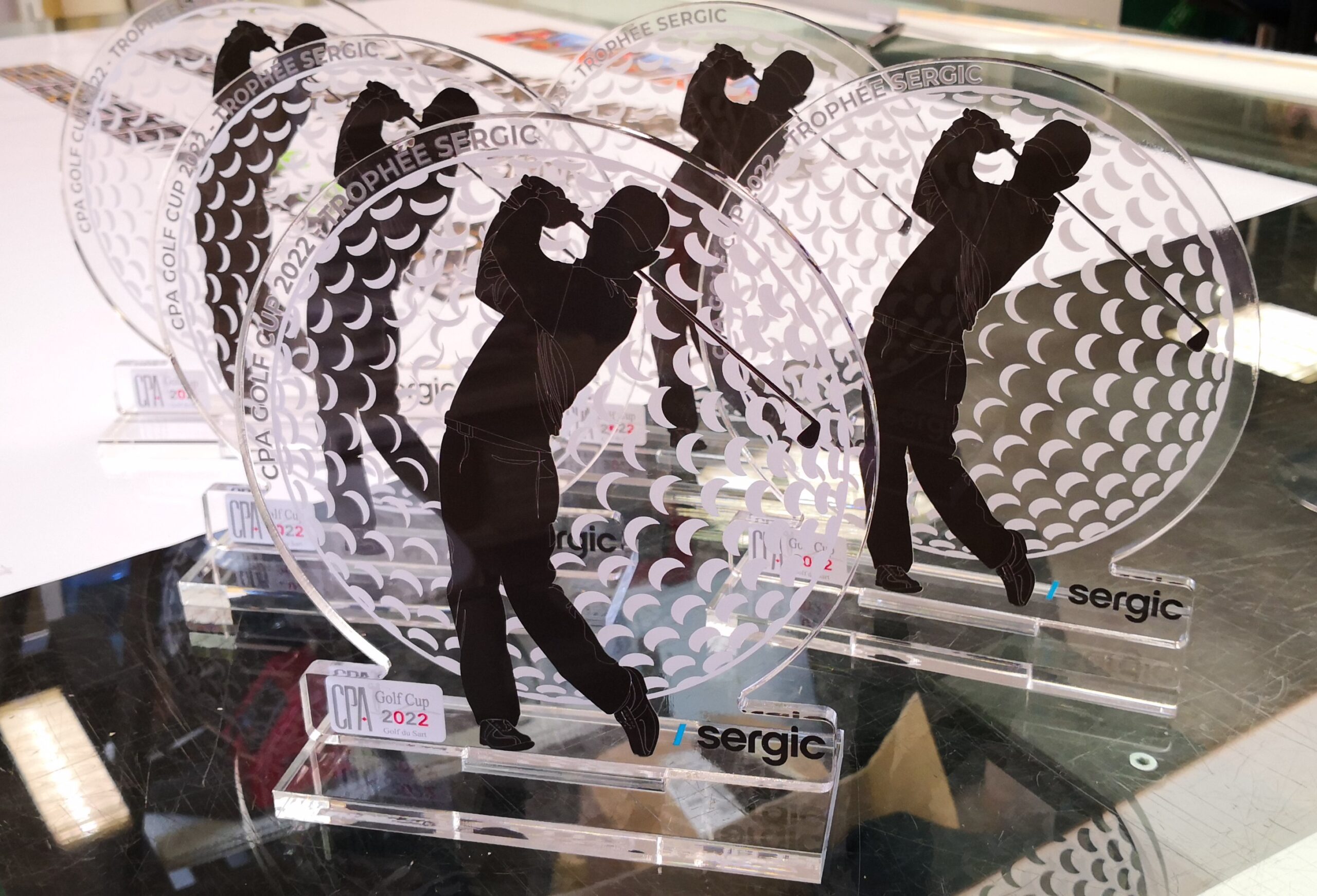 Trophée personnalisé en impression sur plexiglas réalisé par DM Création pour l'événement CPA Golf Cup - Trophée Sergic.